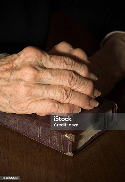 Alte Hände Auf Book Of Faith Stockfoto und mehr Bilder von 80-89 Jahre - 80-89 Jahre, Alt, Alter Erwachsener