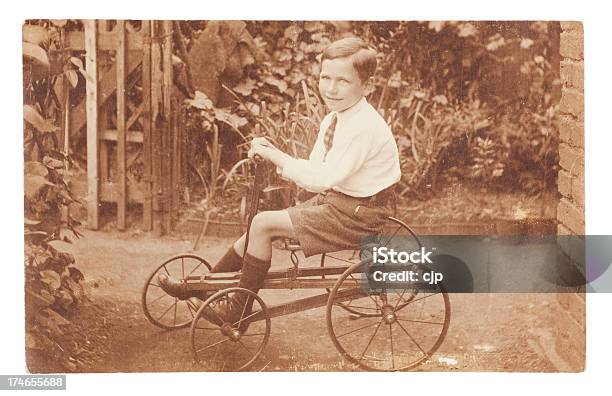 Menino Em Vintage Gokart - Fotografias de stock e mais imagens de Antigo - Antigo, Camisa e Gravata, Criança