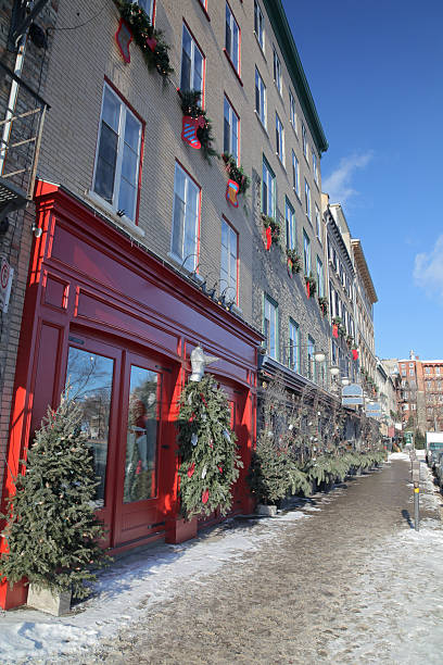 Boutique in the Old Quebec City during Christmas time  buzbuzzer quebec city stock pictures, royalty-free photos & images