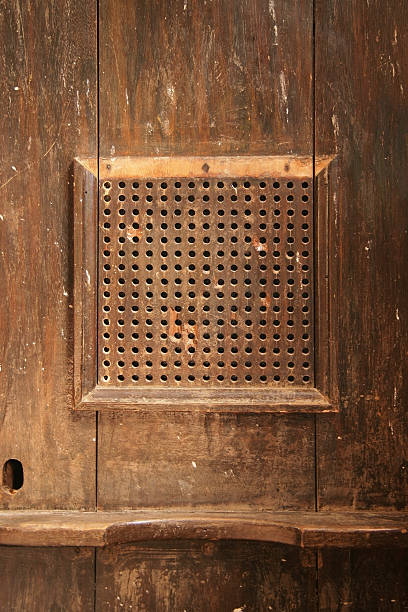 confessional - confession booth church forgiveness wood - fotografias e filmes do acervo