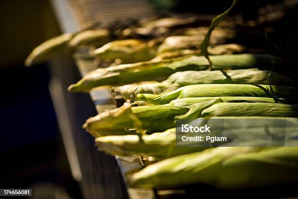 Foto de Milho Sobre O Churrasco e mais fotos de stock de Alimentação Saudável - Alimentação Saudável, Calor, Cereal