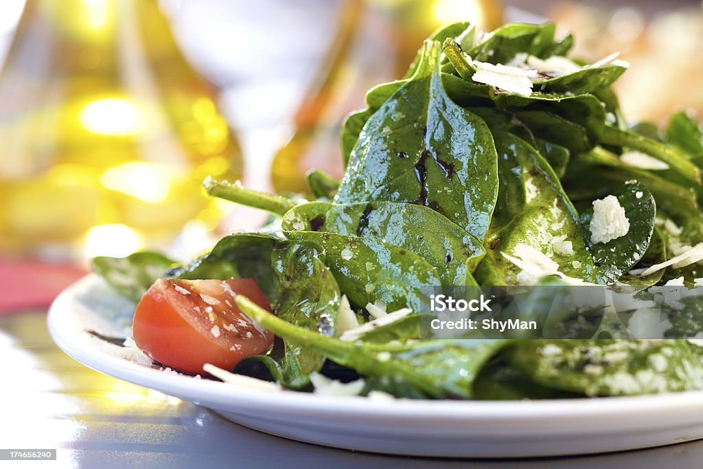 Fresca ensalada de espinacas - Foto de stock de Ensalada libre de derechos