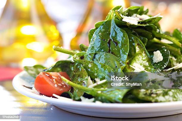 Fresca Ensalada De Espinacas Foto de stock y más banco de imágenes de Ensalada - Ensalada, Espinaca, Aceite de oliva