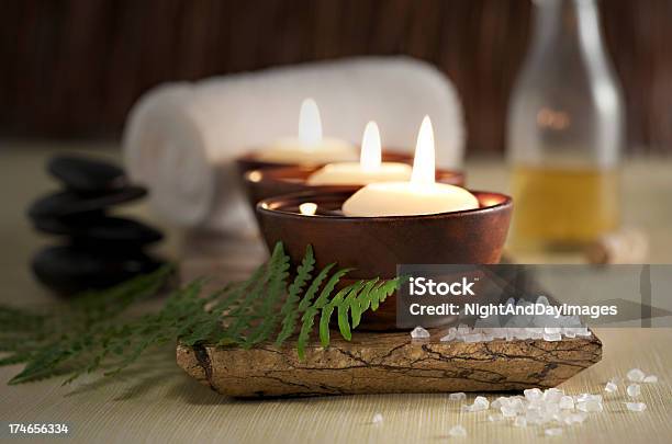 Candele Galleggianti In Una Spa Zen Di Pietre Di Massaggio E Olio - Fotografie stock e altre immagini di Ayurveda