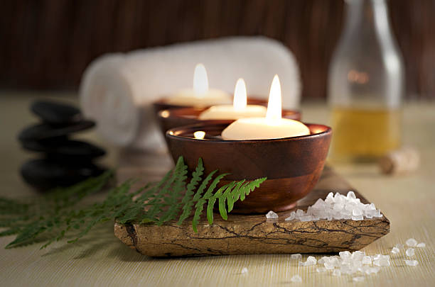 vela flutuante de zen spa, massagem pedras e óleo - ayurveda massaging spa treatment wellbeing imagens e fotografias de stock