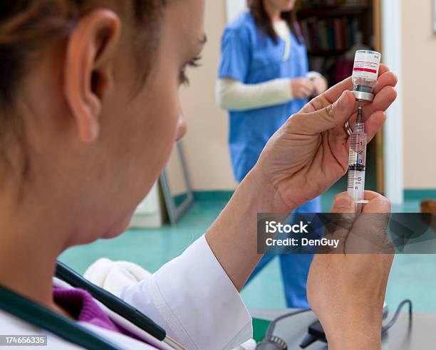 Lekarz Przygotowuje Strzykawkę Do Stosowania W Procedurze - zdjęcia stockowe i więcej obrazów Część