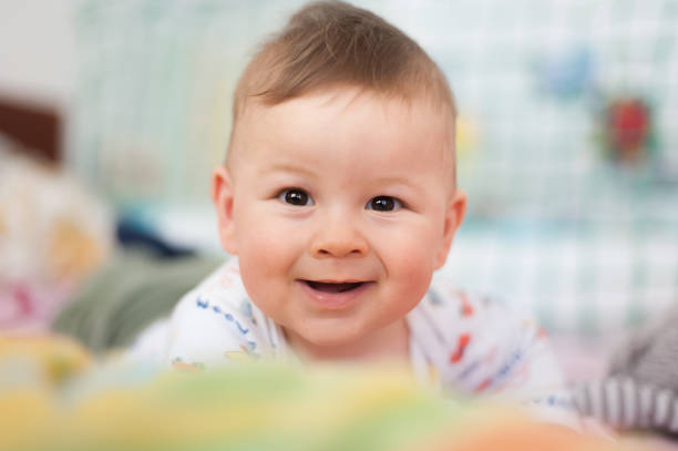 ritratto di bambino felice carino che guarda la macchina fotografica - playground cute baby blue foto e immagini stock