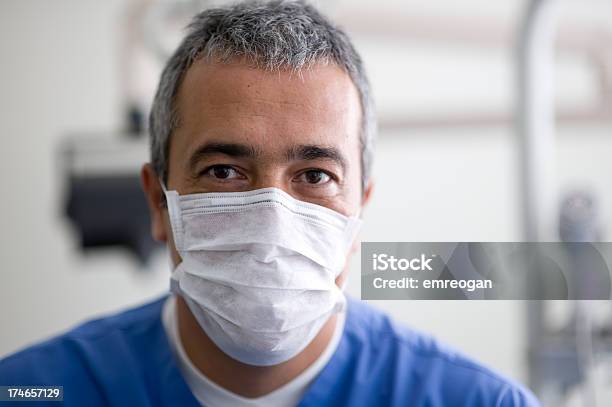 Retrato De Un Dentista Hombre Usando Una Máscara Quirúrgica Foto de stock y más banco de imágenes de Máscara protectora