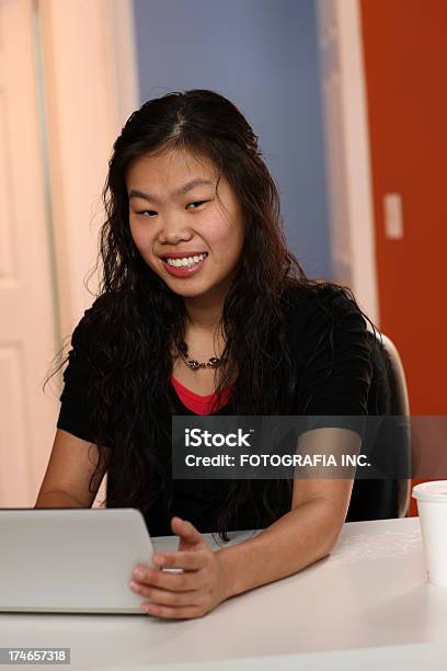 Asiatische Frau Auf Laptop Stockfoto und mehr Bilder von Arbeiten - Arbeiten, Asiatischer und Indischer Abstammung, Attraktive Frau