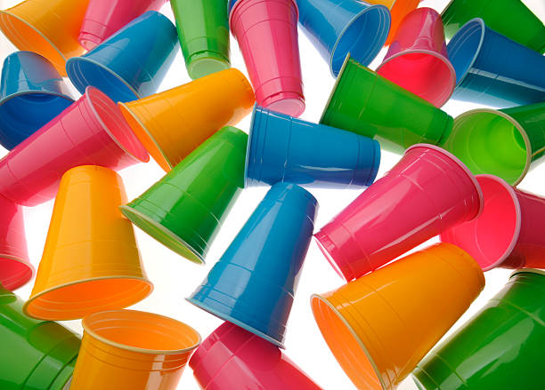gobelets en plastique de couleur vive - disposable cup plastic beer bottle photos et images de collection