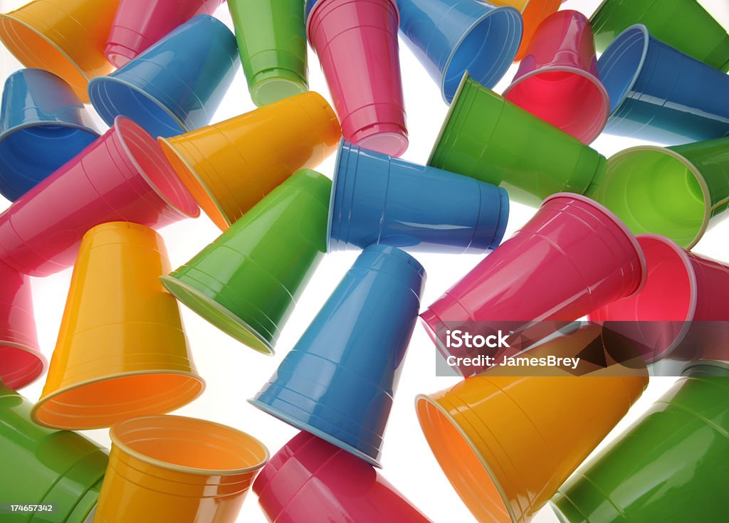 鮮やかな色のプラスチック製カップ - 使い捨てコップのロイヤリティフリーストックフォト