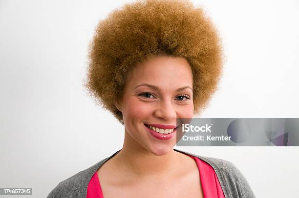 Mulher Sorridente - Fotografias de stock e mais imagens de 20-29 Anos - 20-29 Anos, Adulto, Afro