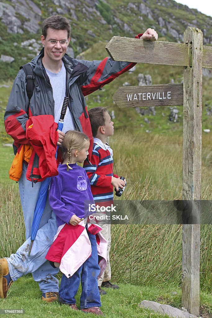 Família caminhada na Irlanda (homem e dois filhos - Royalty-free Família Foto de stock