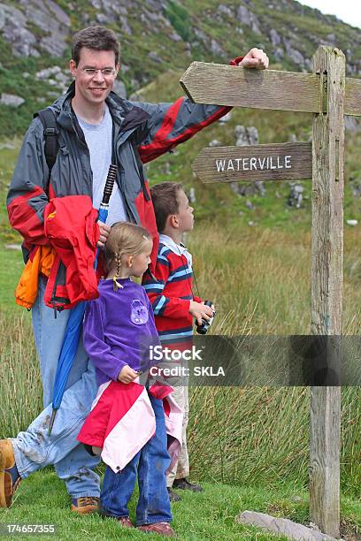 Família Caminhada Na Irlanda Homem E Dois Filhos - Fotografias de stock e mais imagens de Família - Família, Fotografia - Imagem, 4-5 Anos