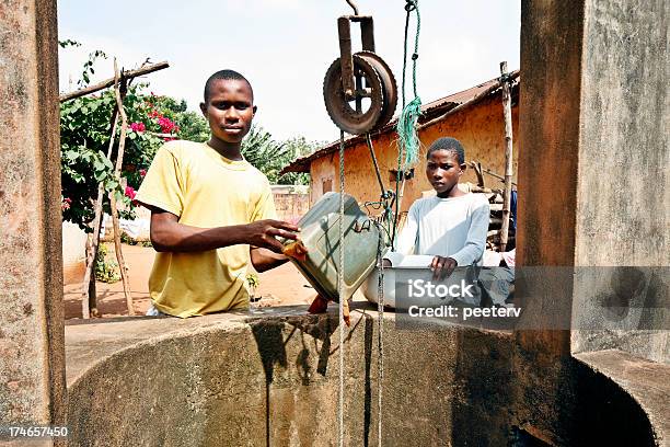 Foto de Meninos No Bem Africano e mais fotos de stock de Poço - Poço, Nigéria, Meninos Adolescentes