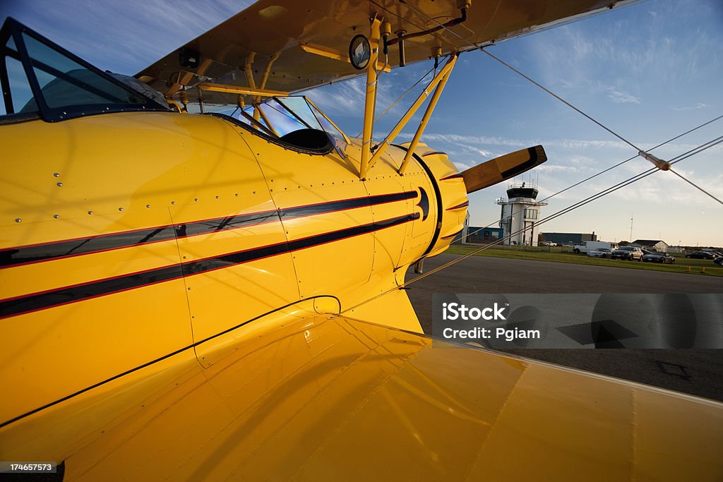 Old bi avión en la pista de aterrizaje - Foto de stock de Biplano libre de derechos