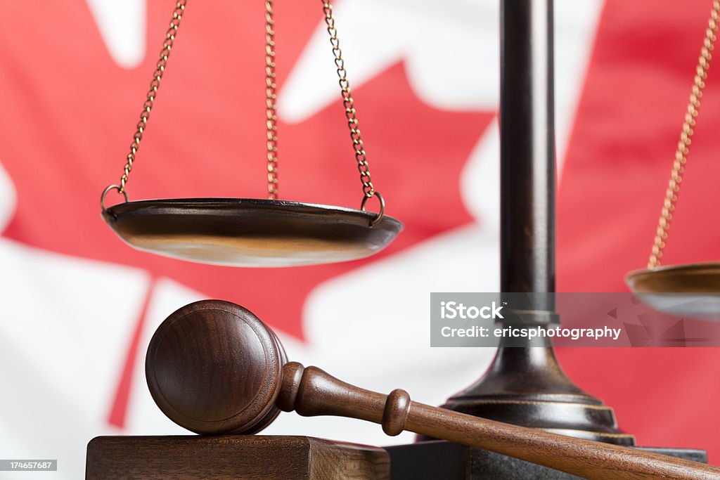 Escala e martelo contra Bandeira Canadense - Foto de stock de América do Norte royalty-free