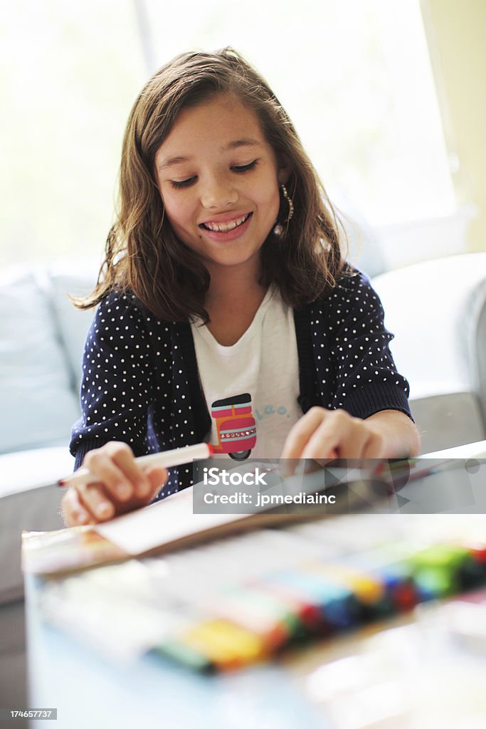 Jovem rapariga engraçada dando schoolwork - Royalty-free Criança Foto de stock