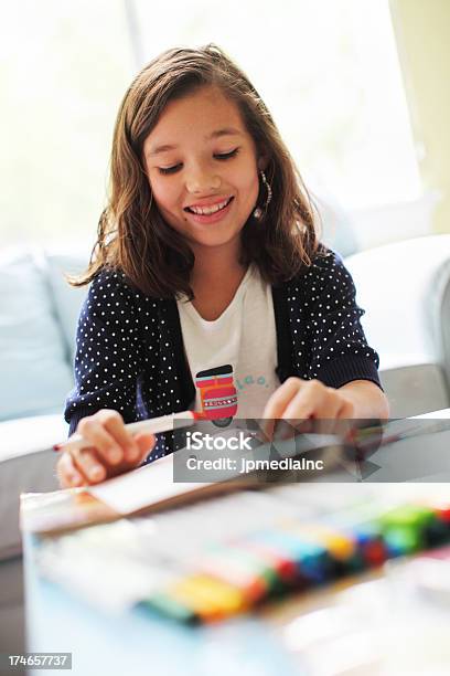 Jovem Rapariga Engraçada Dando Schoolwork - Fotografias de stock e mais imagens de Criança - Criança, Literatura, Adolescente