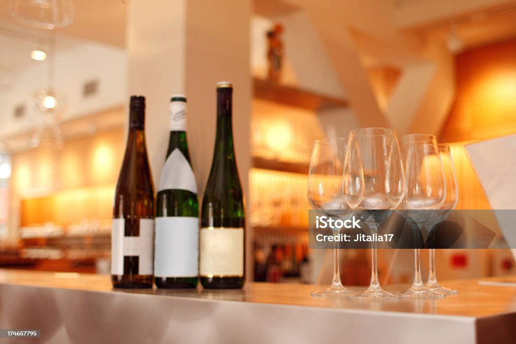 Degustação de vinhos em um moderno Bar da cidade de Nova York - Foto de stock de Balcão de bar royalty-free