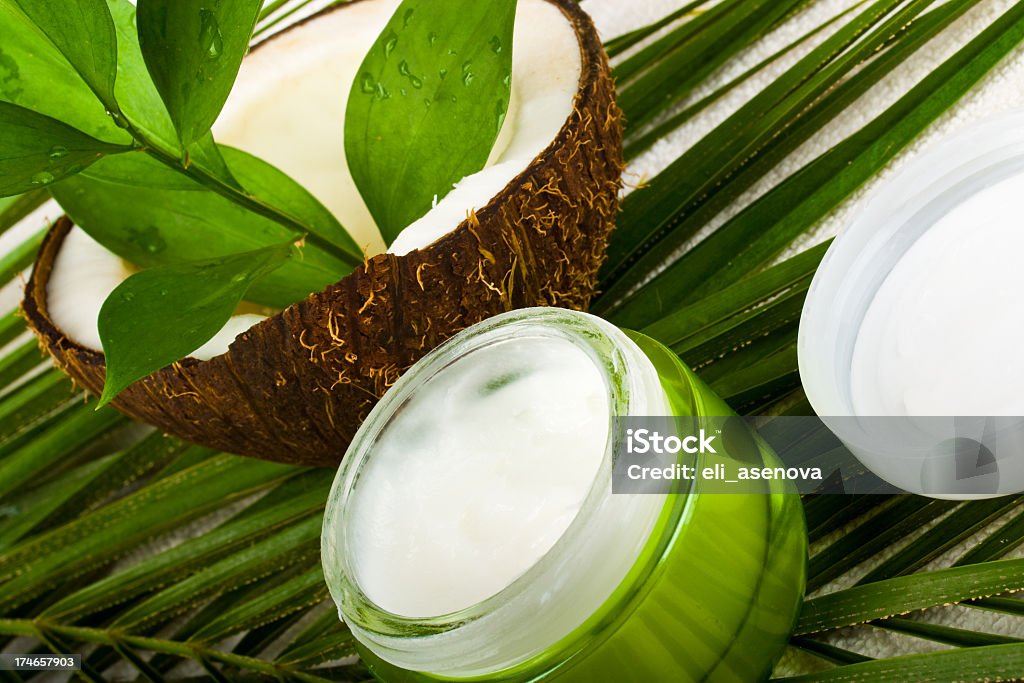 Cuidado del cuerpo de cosméticos - Foto de stock de Aceite de coco libre de derechos