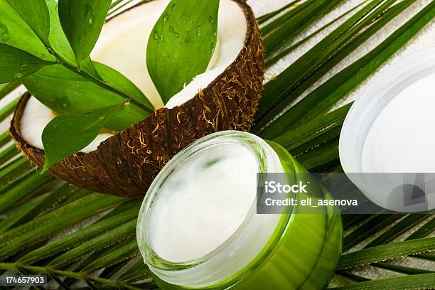 Cuidado Del Cuerpo De Cosméticos Foto de stock y más banco de imágenes de Aceite de coco - Aceite de coco, Coco - Fruta tropical, Crema hidratante