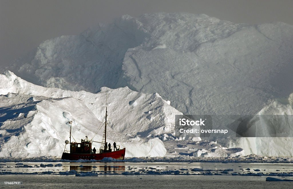 Iceberg y botes - Foto de stock de Arrastrero libre de derechos