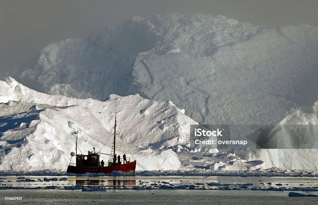 Кочанный и лодка - Стоковые фото Айсберг - ледовое образовании роялти-фри