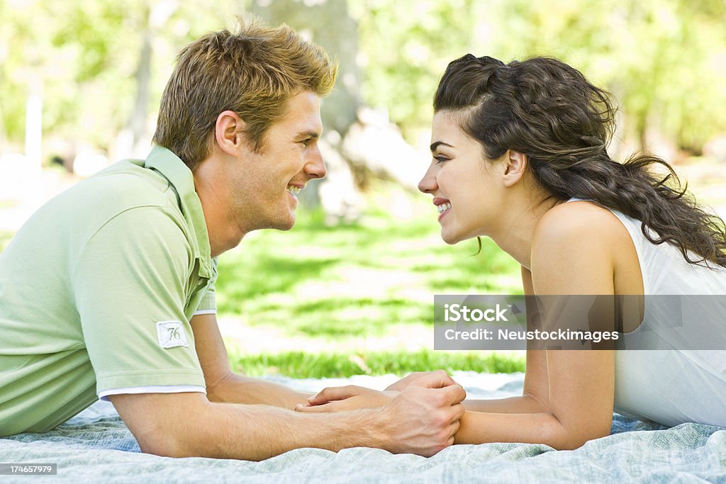 Sonriente Pareja joven romántica en el parque - Foto de stock de 20-24 años libre de derechos