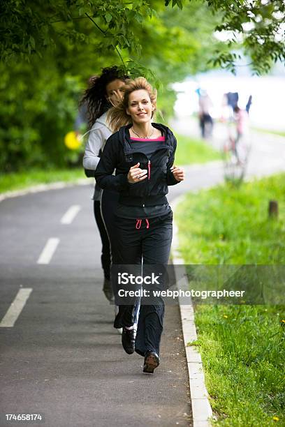 Pessoas A Correr - Fotografias de stock e mais imagens de A caminho - A caminho, Adulto, Ao Ar Livre