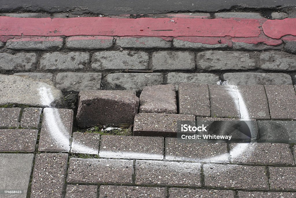 Broken pavimento danificado calçada sobrelevada levantadas tijolos marcada para reparar - Foto de stock de Consertar royalty-free