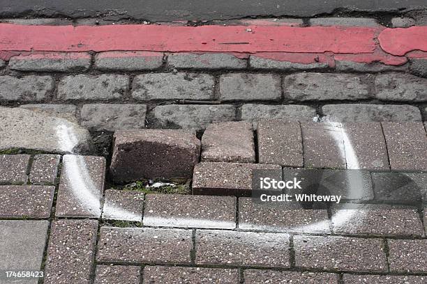 Foto de Broken Pavimento Danificado Calçada Sobrelevada Levantadas Tijolos Marcada Para Reparar e mais fotos de stock de Consertar