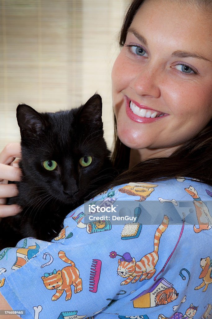Joli chat technicien sanitaire accueille dans ses bras - Photo de Chat domestique libre de droits