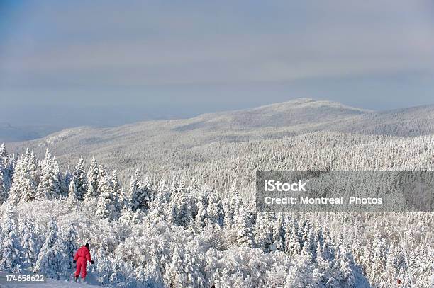 Il Cielo - Fotografie stock e altre immagini di Centro sciistico di Mont Tremblant - Centro sciistico di Mont Tremblant, Inverno, Sci - Sci e snowboard