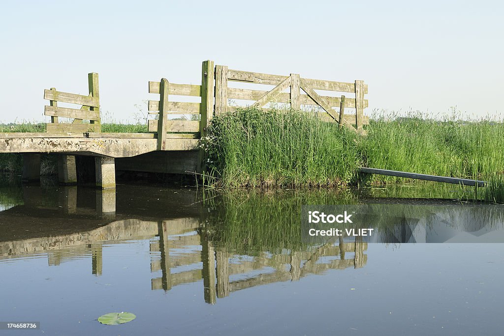 Fossé avec barrière dans les Pays-Bas - Photo de Canal - Eau vive libre de droits