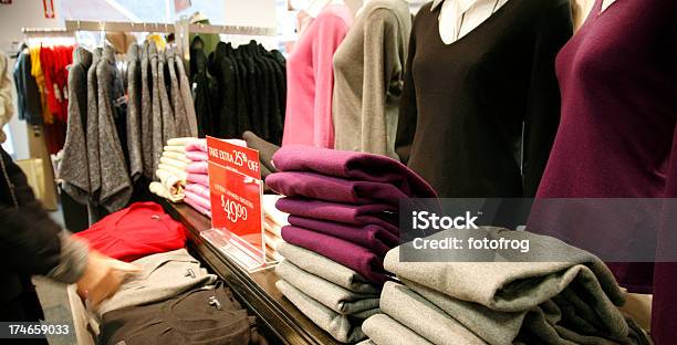 Shopping Stockfoto und mehr Bilder von Aussuchen - Aussuchen, Ausverkauf, Bekleidungsgeschäft