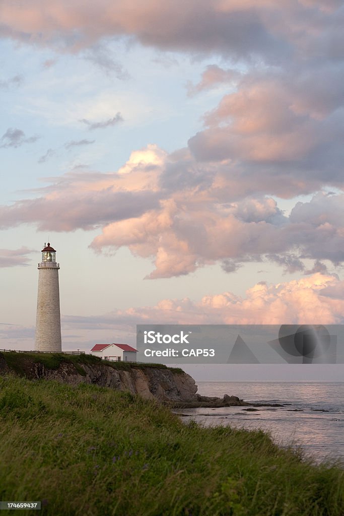 Cap des Rosiers Lighthouse en la puesta de sol - Foto de stock de Faro - Estructura de edificio libre de derechos