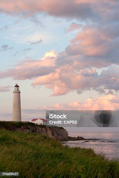 Cap Des Rosiers Lighthouse En La Puesta De Sol Foto de stock y más banco de imágenes de Faro - Estructura de edificio - Faro - Estructura de edificio, Península de Gaspé, Quebec