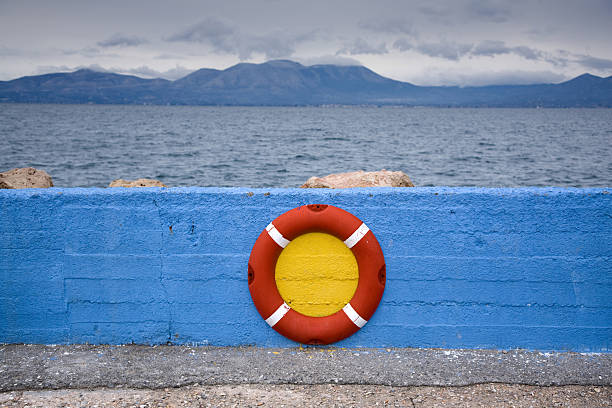 lifesaver no pier - swimming tube inflatable circle - fotografias e filmes do acervo