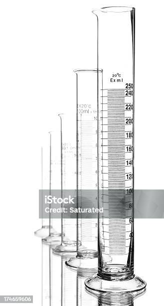Pięć Ukończył Butle Na Białym Tle - zdjęcia stockowe i więcej obrazów Cylinder miarowy - Cylinder miarowy, Badania, Badania kliniczne
