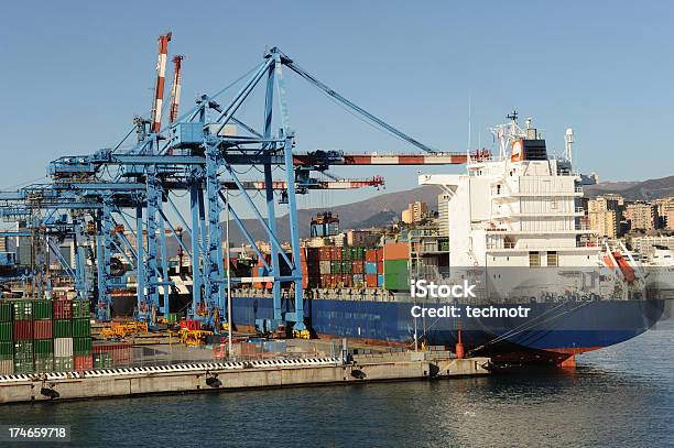 Barco De Carga Reproducido En Génova Puerto Foto de stock y más banco de imágenes de Génova - Génova, Puerto, Contenedor de carga