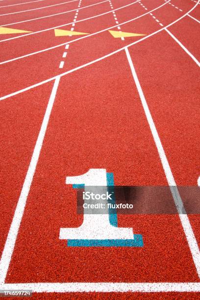Hipódromo De Track Foto de stock y más banco de imágenes de Atletismo - Atletismo, Blanco - Color, Carrera