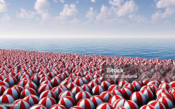 Bälle Auf Urlaub Stockfoto und mehr Bilder von Meer - Meer, Strandball, Beengt