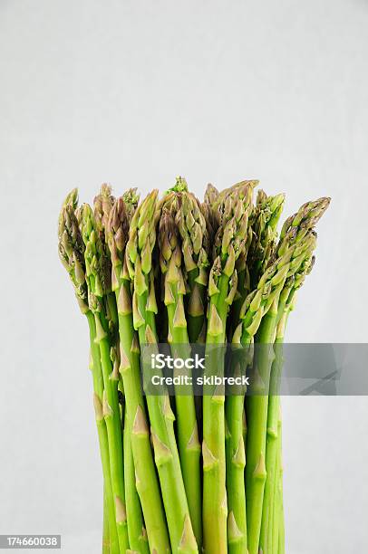 Asparago - Fotografie stock e altre immagini di Asparago - Asparago, Colore verde, Composizione verticale