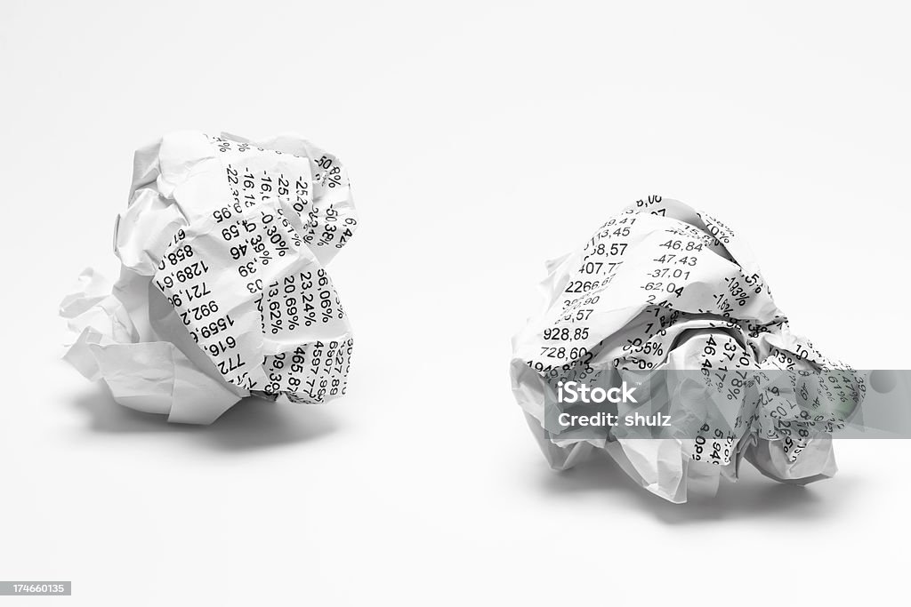 Ballons de papier avec Donnée financière. Isolé sur blanc - Photo de Boulette en papier libre de droits