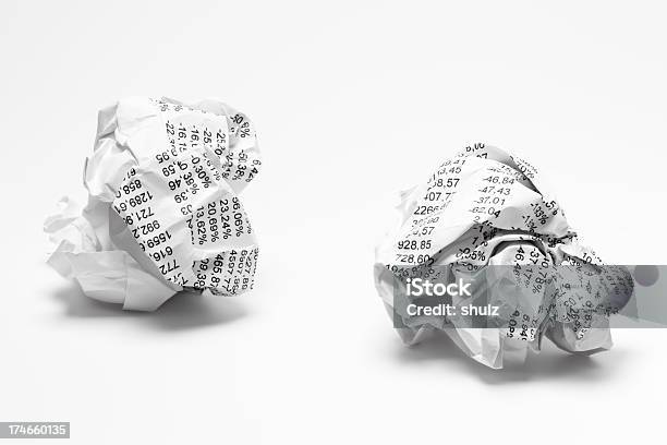 Photo libre de droit de Ballons De Papier Avec Donnée Financière Isolé Sur Blanc banque d'images et plus d'images libres de droit de Boulette en papier