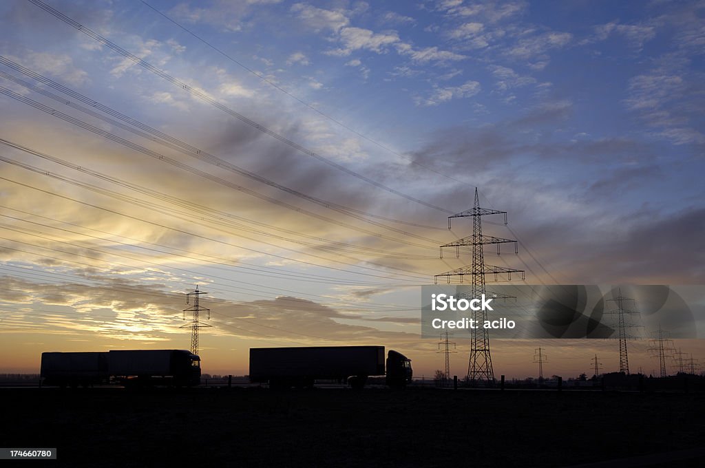 Na estrada novamente ou dois camiões em sunrise - Royalty-free Amanhecer Foto de stock