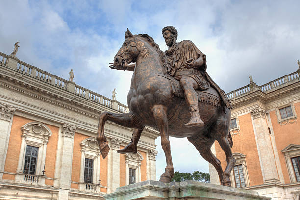 marcus aurelius auf dem capitol hill in rom, italien - piazza del campidoglio statue rome animal stock-fotos und bilder