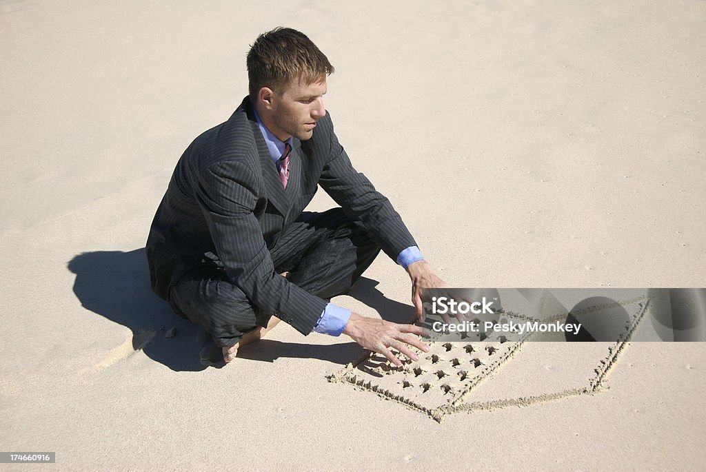 Empresario escribiendo al aire libre en la arena de la computadora portátil - Foto de stock de Aire libre libre de derechos