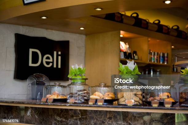 Deli Stockfoto und mehr Bilder von Bartresen - Bartresen, Krapfen und Doughnuts, Kuchen